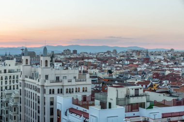 Dan yukarıda bir merkez ve klasik alanında Madrid şehir İspanya, güzel bir gün batımı görüntüleyin