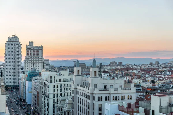 Merkezi bir yerde ve Gran Via Madrid şehir içinde güzel bir gün batımı İspanya sokakta görünümü