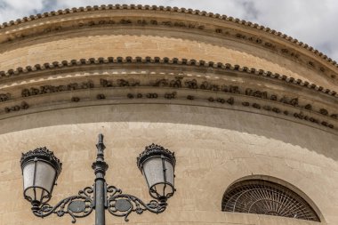 Bir arka plan kilise Montefrio, İspanya ile bir sokak lambası görünümünü kapat