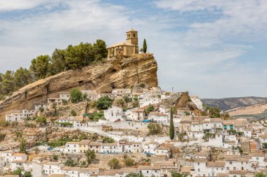 Muhteşem İspanyol şehir, Montefrio onun badanalı evleri ve onun on altıncı yüzyıl clifftop Kilisesi, Iglesia de la Villa, Andalucia.Spain Granada bölgesi ile