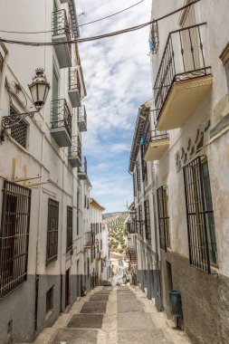 Tepelik şehrin Montefrio, Granada, İspanya bir sokak görünümü
