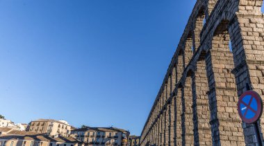 Segovia, İspanya Roma su kemeri. bir şaşırtıcı 28.5 metre (93.5 fit) aşağıdaki küçük köy üzerinde yükselen. İspanya