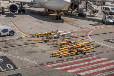 Bazı aygıtlar ve araçlar bir uçak, Europe yanındaki bir havaalanında pist görünümünü