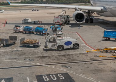 Bazı aygıtlar ve araçlar bir uçak, Europe yanındaki bir havaalanında pist görünümünü