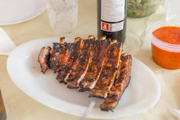 Prato Costelas Suculentas Feitas Churrasco Pronto Para Comer — Fotografia de Stock