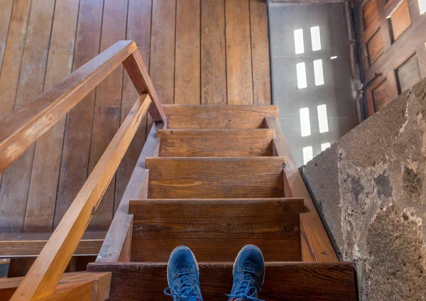 Eski Bir Ahşap Merdiven Üstten Görünüm Üzerinde Ayakkabı Ile Ayak — Stok fotoğraf