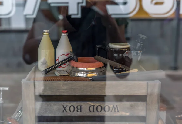 Vitrine Avec Instruments Typiques Utilisés Dans Salon Coiffure — Photo