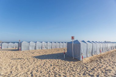 Güzel bir şehir o bir plajda mavi ve beyaz çizgili standları
