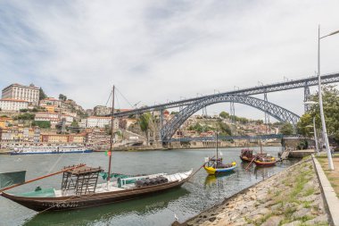 Porto şarabı ile Rabelos varil üzerinde Rio Douro önünde
