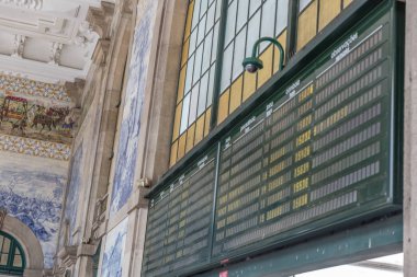 Kalkış kurulu Porto Sao Bento tren istasyonunda
