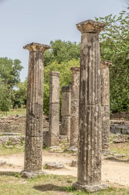 Kırık klasik antik sütun izole 
