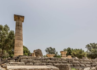 Büyük Yunan sütunları Akropolis üzerindeki kalıntıları
