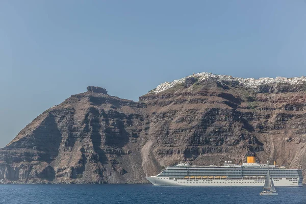 Vista panorámica del pueblo de Santorini y la bahía volcánica — Foto de Stock