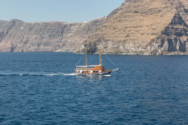 Hermosa vista de un bonito barco navegando cerca de la isla de Santori — Foto de Stock
