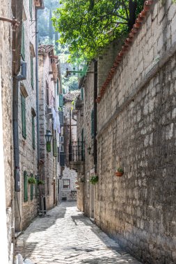 Karadağ 'ın eski UNESCO kenti Kotor' daki Dar Sokak