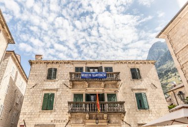 Dar Ortaçağ sokaklarında eski bir binanın tipik cephe