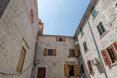 Dar Ortaçağ sokaklarında eski bir binanın tipik cephe