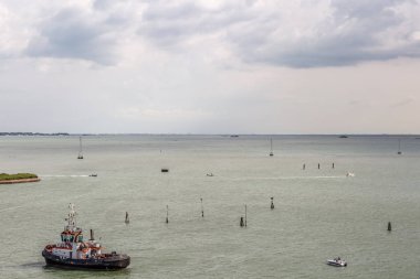 Sakin bir Venedik, kıyı alanında gözetim tekne