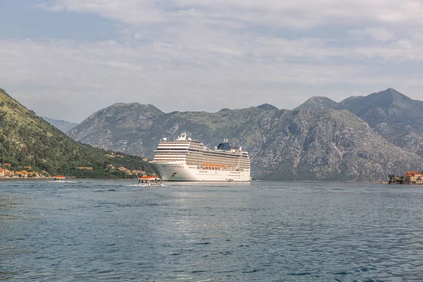 Crucero Que Llega Bahía Kotor Montenegro Medio Paisaje Idílico Europa — Foto de Stock