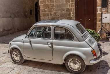 İtalya çok iyi korunmuş eski model araba