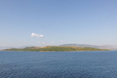 Güzel bir landsc ortasında küçük bir yeşil adacık görünümünü