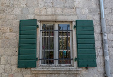 Bir eski ve tipik İtalyan evi güzel yeşil pencere