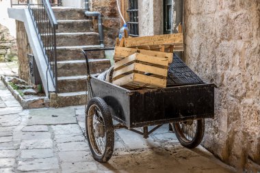 Eski klasik el arabası nüfuslu eski bir evin yanında 