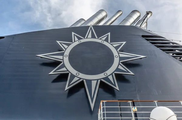 Parte superior de un gran barco para hacer cruceros, en un día soleado — Foto de Stock