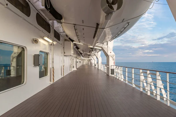 Perspectiva de la cubierta al aire libre en un crucero con el mar en th — Foto de Stock