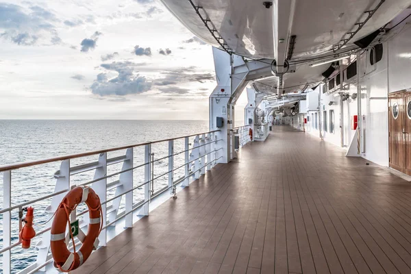 Perspectiva de la cubierta al aire libre en un crucero con el mar en th — Foto de Stock