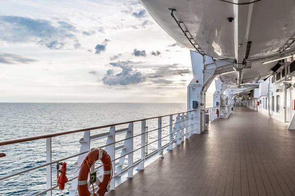 Perspectiva de la cubierta al aire libre en un crucero con el mar en th — Foto de Stock