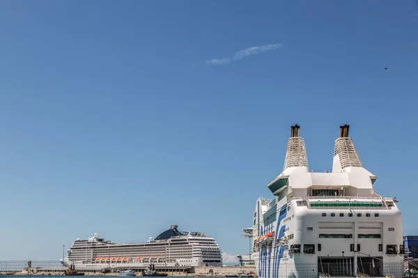 Vista de dos grandes transbordadores en un puerto, en un día de verano — Foto de Stock