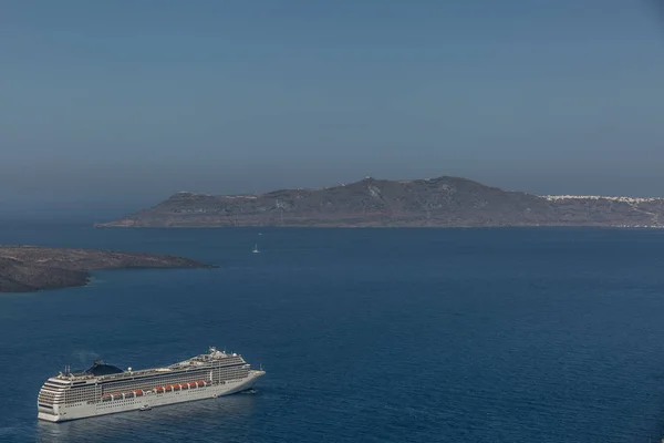 Gran crucero que cruza los mares cerca de algunas islas — Foto de Stock