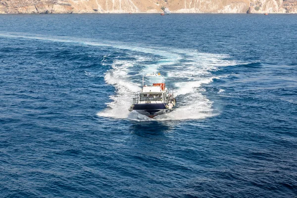 Büyük gözetim tekne yelken tam hızda