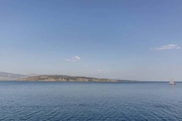 Hermoso paisaje con un mar azul turquesa y un velero sai — Foto de Stock