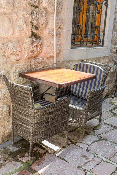 Table avec deux fauteuils à l'extérieur d'un restaurant dans un diable — Photo