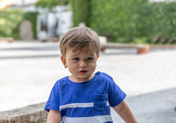 Portrét roztomilému chlapečka s modrou košilí — Stock fotografie