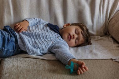 Güzel çocuk yaşayan r kanepede huzurlu uyuyan