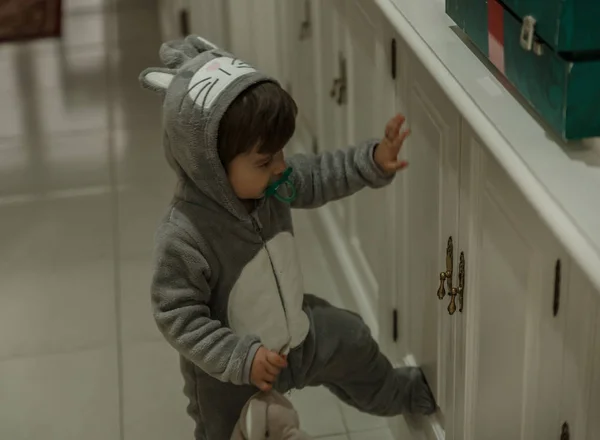 Милый маленький мальчик в пижаме и соске, играет в t — стоковое фото