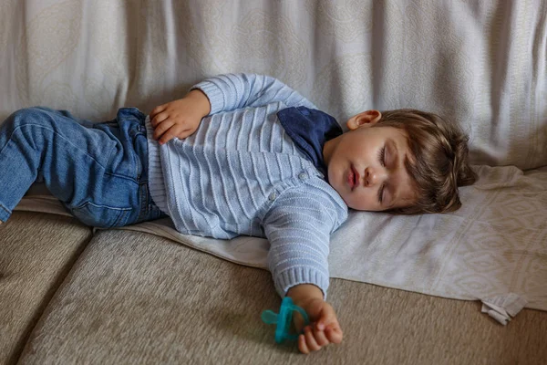 Ніжний маленький хлопчик, одягнений у синій колір, спокійний — стокове фото