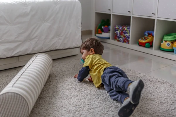 Красива дитина грає і насолоджується своїми іграшками у своїй спальні — стокове фото