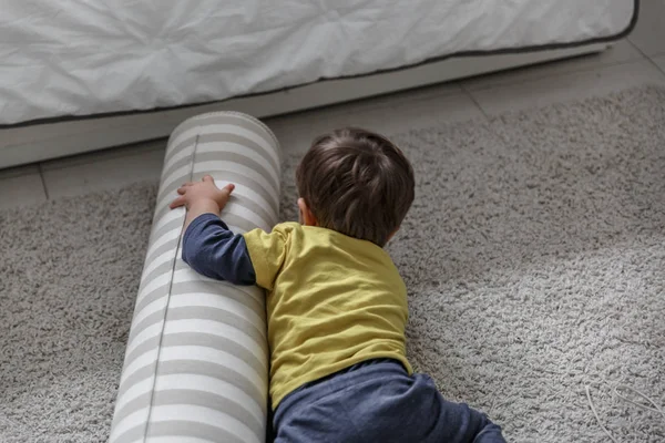 Милий блондинка грає і насолоджується килимом у своїй спальні — стокове фото