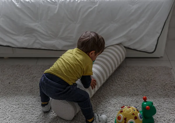 Красива дитина грає і насолоджується своїми іграшками у своїй спальні — стокове фото