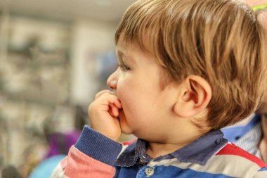 Sevimli bir çocuk babasının kollarında iken gülümsüyor