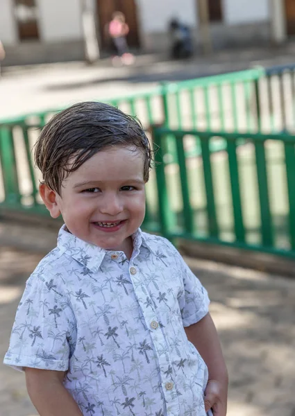 Retrato de un amigable niño sonriendo muy feliz mientras está —  Fotos de Stock