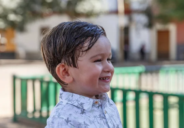 Retrato de un amigable niño sonriendo muy feliz mientras está —  Fotos de Stock