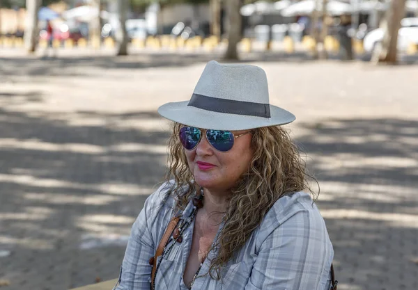 黒い眼鏡とアンダルシアの美しい観光客の肖像 — ストック写真