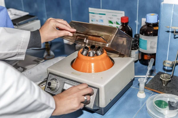 Een wetenschapper reguleert een roer machine voor reageerbuisjes in een La — Stockfoto