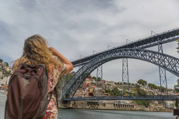 Uma mulher turística madura com uma grande mochila nas costas, leva — Fotografia de Stock