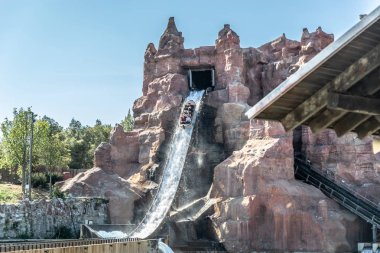 Bir eğlence parkında su şeridine düşen bir teknenin görünümü